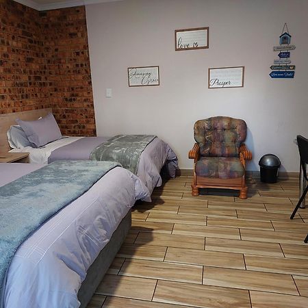 Twins Guest House Astoni Vanderbijlpark Esterno foto