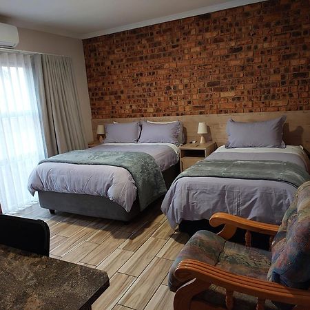 Twins Guest House Astoni Vanderbijlpark Esterno foto