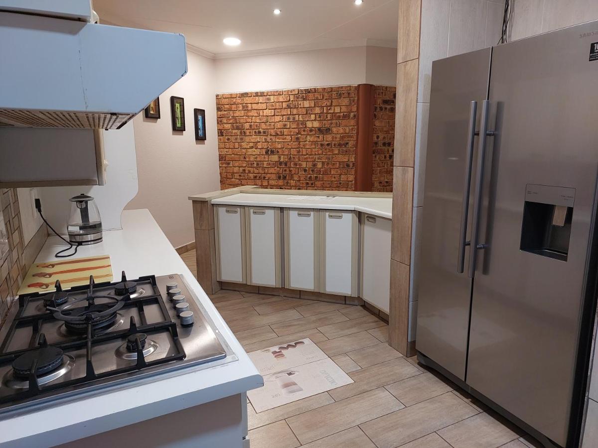 Twins Guest House Astoni Vanderbijlpark Esterno foto