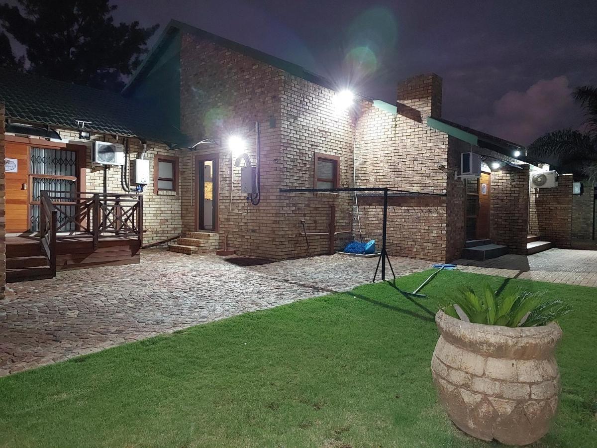 Twins Guest House Astoni Vanderbijlpark Esterno foto