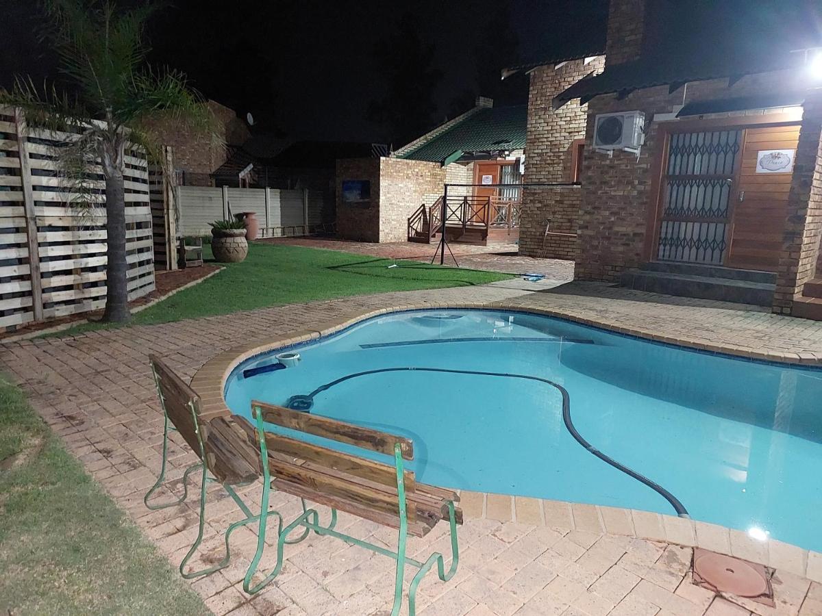 Twins Guest House Astoni Vanderbijlpark Esterno foto