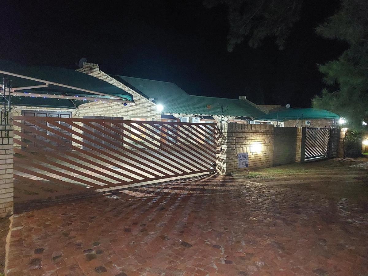 Twins Guest House Astoni Vanderbijlpark Esterno foto