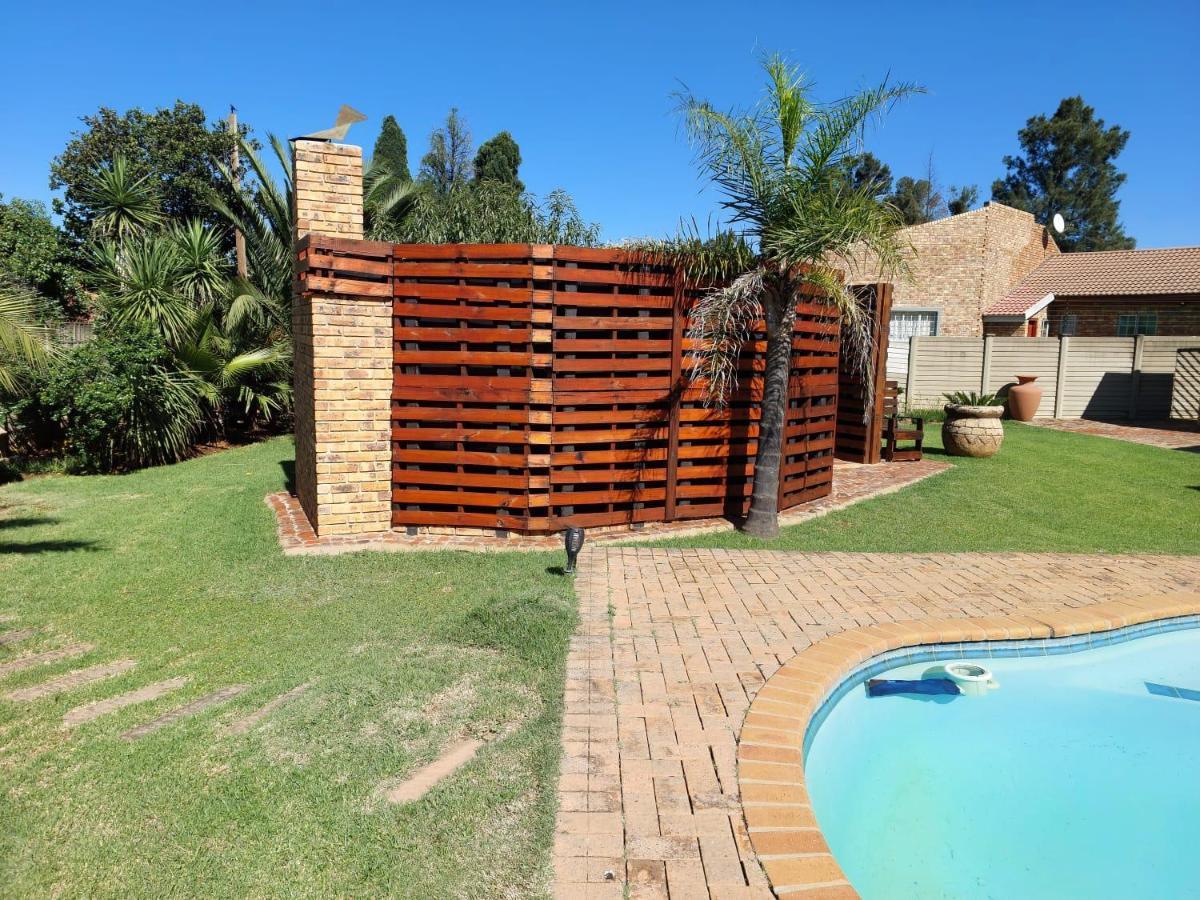 Twins Guest House Astoni Vanderbijlpark Esterno foto